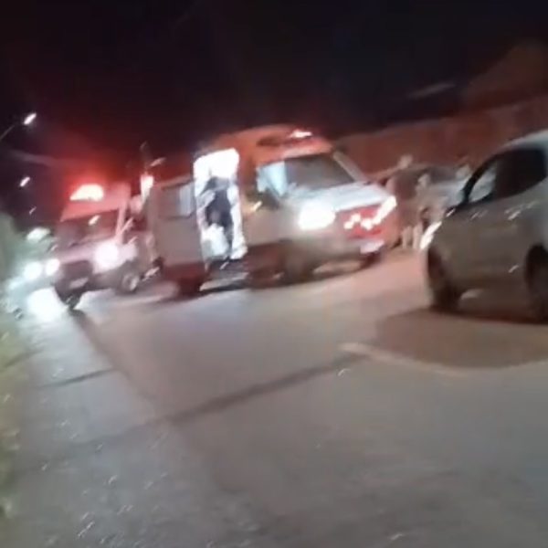 Filha morre e mãe fica em estado grave após acidente entre biz e carro em Rondonópolis; vídeo