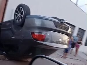 Motorista perde controle, invade casa e capota carro no Jardim Sumaré em Rondonópolis; vídeo