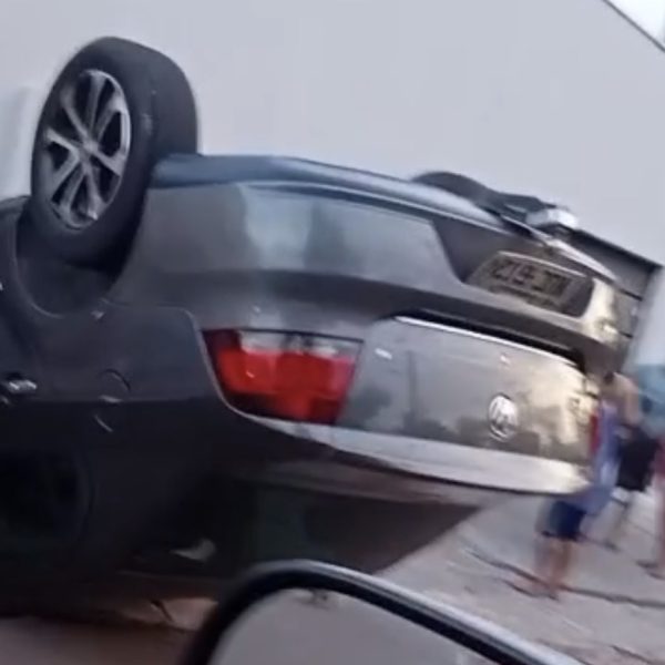 Motorista perde controle, invade casa e capota carro no Jardim Sumaré em Rondonópolis; vídeo