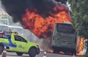 Ônibus é destruído por incêndio no Parque Universitário, próximo ao Atacadão em Rondonópolis; vídeo
