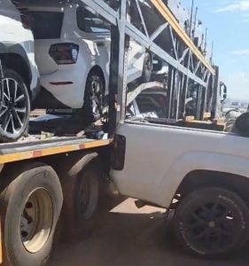 Briga na BR-163 termina com caminhão-cegonha arrastando caminhonete em Rondonópolis; vídeo