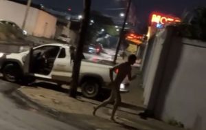 ‘Surtado’ quebra portão de motel com carro de empresa do agro, bate em poste e foge nu em MT