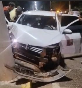 Motorista de aplicativo fica ferido após colidir fortemente contra poste na Avenida dos Estudantes; vídeo
