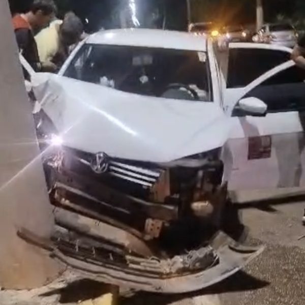 Motorista de aplicativo fica ferido após colidir fortemente contra poste na Avenida dos Estudantes; vídeo