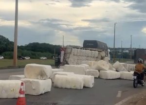 Carreta tomba, espalha algodão e trava BR-163 em Rondonópolis nesta segunda-feira (27); vídeo