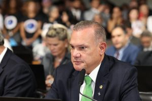 Wellington Fagundes destaca conquista com novo piso para médicos e dentistas