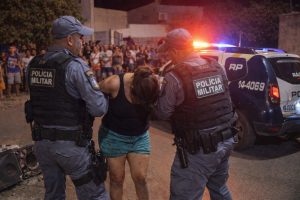 Mulher toca o terror com som alto, atira pedras em vizinhos e acaba presa após xingar PM em Rondonópolis