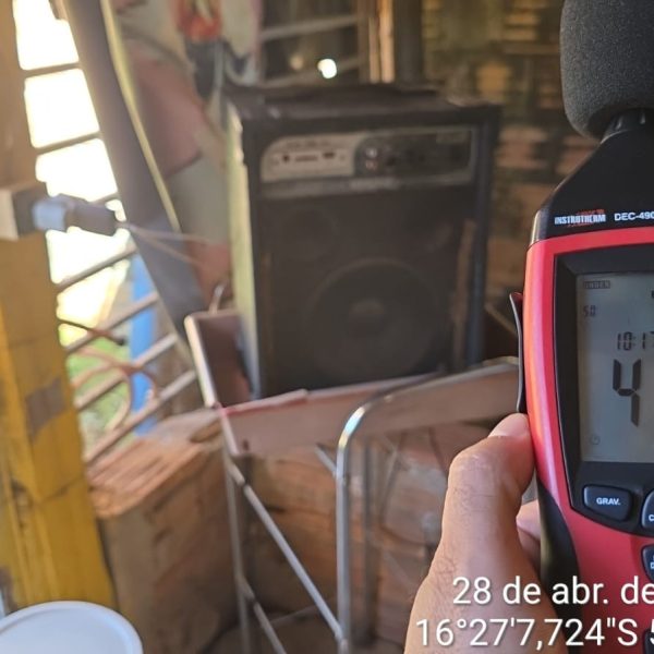 Moradora faz farra com som alto, atormenta vizinhos e peita a PM em Rondonópolis