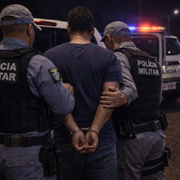 Drogado ameaça matar companheira e a obriga a banho à força após fala sobre ‘chifre’ em Rondonópolis