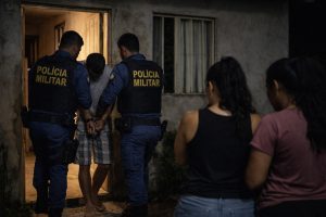‘Passado na cachaça’, homem surta e espanca família dentro de casa em Rondonópolis