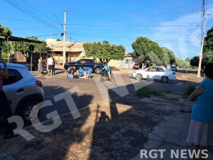 Motorista invade preferencial e acerta em cheio motociclista com filho a caminho da escola em Rondonópolis; imagens