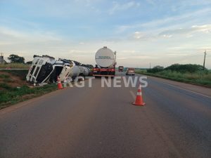 Condutor é resgatado após caminhão tombar e ele ficar preso às ferragens em Rondonópolis; imagens