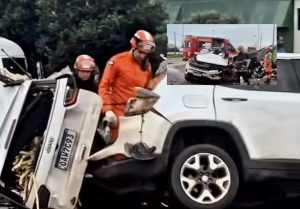 Veículo destroçado: casal morre após fortíssima colisão entre Compass e caminhão na BR-163; vídeo