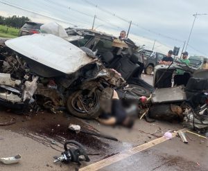 Veículo destroçado: casal morre após fortíssima colisão entre Compass e caminhão na BR-163; vídeo
