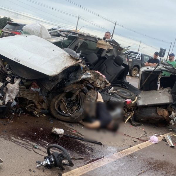 Veículo destroçado: casal morre após fortíssima colisão entre Compass e caminhão na BR-163; vídeo