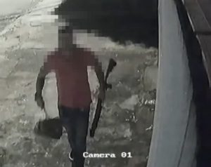 Bombeiro é preso após caçar homem ligado à ex e atirar de 12 contra casa em Rondonópolis; vídeo mostra tudo