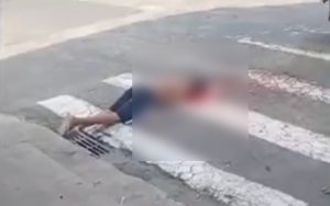 Jovem tem cabeça estourada a tiros por membros de facção em frente a Escola Municipal; vídeo