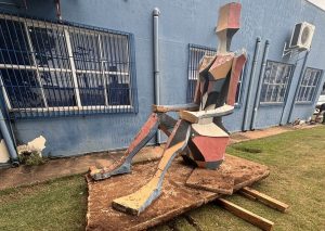 A escultura “Maria Sete Volta” é retirada da Avenida Médici