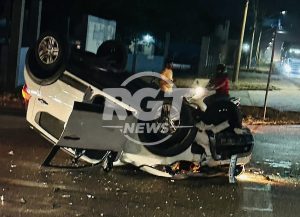 Colisão entre carros deixa Mobi capotado em acidente de ‘cinema’ em Rondonópolis; assista