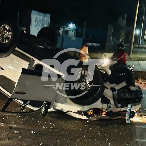Colisão entre carros deixa Mobi capotado em acidente de ‘cinema’ em Rondonópolis; assista