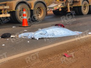 Mãe morre e filho de 5 anos fica em estado grave após colisão com carreta em Rondonópolis; suspeito fugiu