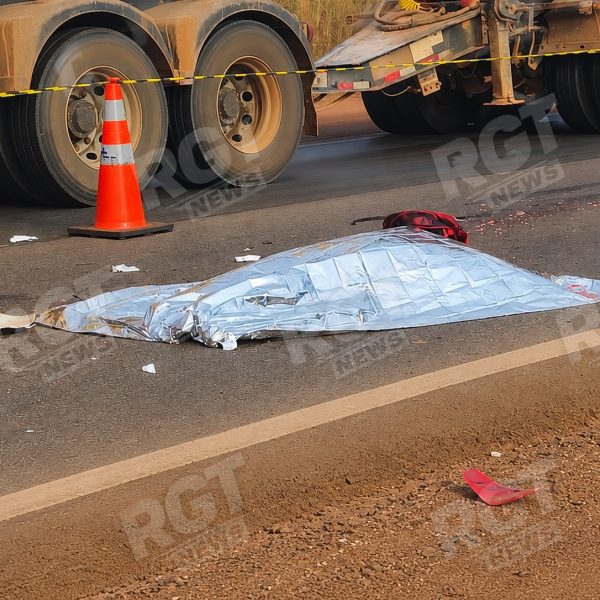 Mãe morre e filho de 5 anos fica em estado grave após colisão com carreta em Rondonópolis; suspeito fugiu