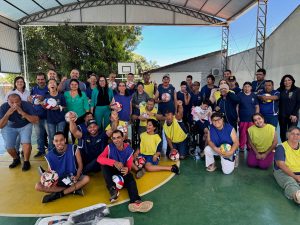 Alikson Reis entrega materiais esportivos para a Apae de Rondonópolis