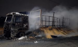 Incêndio criminoso deixa 2 veículos de carga completamente destruídos em MT; vídeo mostra o estrago