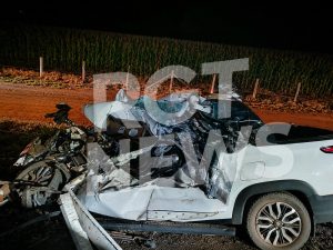 Duas pessoas morrem presas às ferragens após colisão entre picape e caminhão na MT-130; imagens