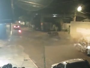 Que paulada: motociclista fica ferida ao colidir na lateral de picape em Rondonópolis; assista