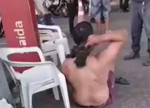 Pancadaria entre casal em supermercado termina com faca cravada nas costas do homem e mulher presa pela PM; vídeo forte