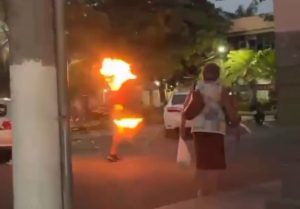 Homem é incendiado vivo após cobrança de R$ 10 e vídeo mostra cena desesperadora