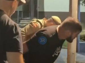Padrasto abusa de menina de 11 anos durante festa do pijama e acaba preso: vídeo mostra detenção