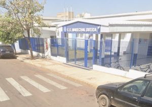 Aluno é flagrado “mocozado” em banheiro com mochila recheada de maconha em escola de Rondonópolis
