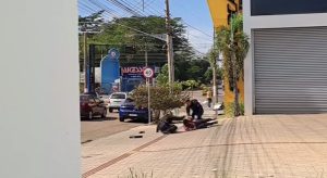Homem quebra caixa, ameaça incendiar agência e cai no ‘pau’ com PM de Rondonópolis; assista