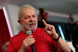 Lula comemora o fim da ‘taxa das blusinhas’ que o seu próprio governo criou e vira piada nas redes
