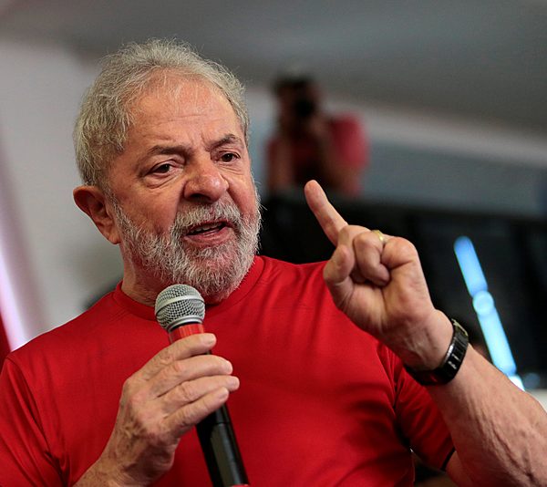 Lula comemora o fim da ‘taxa das blusinhas’ que o seu próprio governo criou e vira piada nas redes