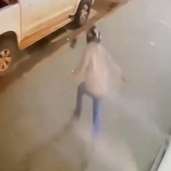 Policial reage a tentativa de homicídio em conveniência e põe dupla para correr em MT; assista à troca de tiros