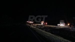 Carretas batem, etanol vaza e risco de explosão fecha BR-364 entre Rondonópolis e Cuiabá
