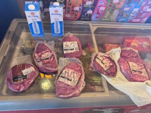 Conveniência é flagrada com peças de carne e leite vencidos em Rondonópolis