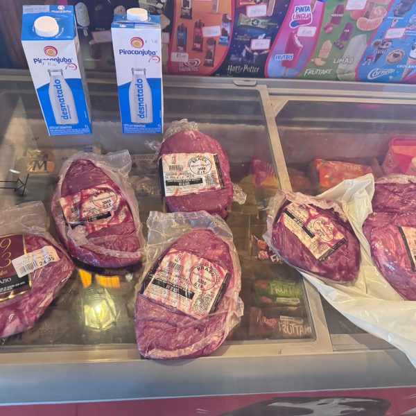 Conveniência é flagrada com peças de carne e leite vencidos em Rondonópolis