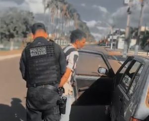 Homem espanca esposa até sangrar e foge bêbado com filho pequeno dentro do carro em MT; assista à prisão