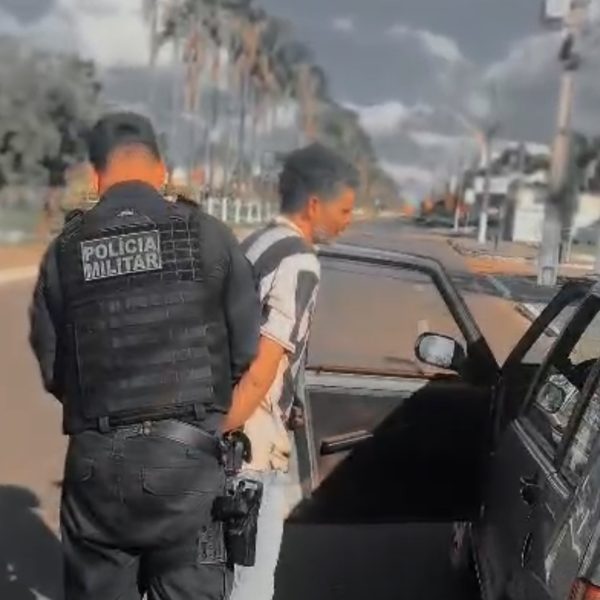 Homem espanca esposa até sangrar e foge bêbado com filho pequeno dentro do carro em MT; assista à prisão