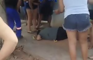 Jovem é baleado na frente de residência e morre ao dar entrada no Hospital Regional; vídeo forte