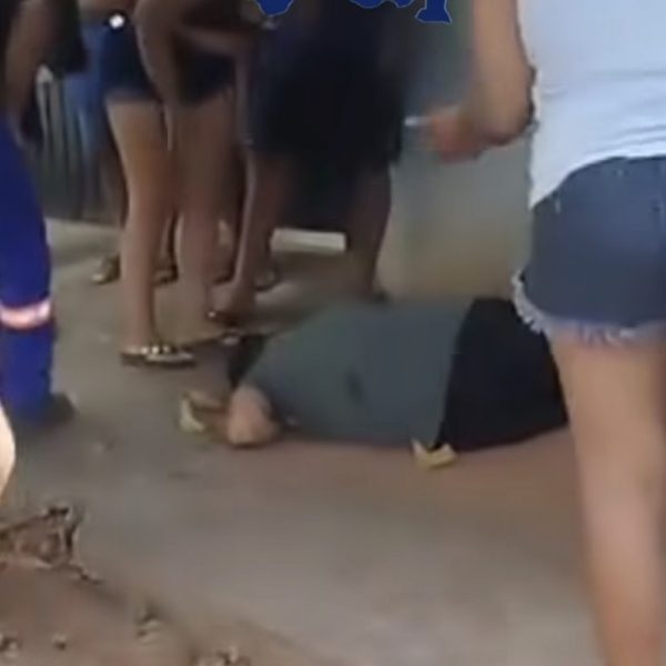 Jovem é baleado na frente de residência e morre ao dar entrada no Hospital Regional; vídeo forte