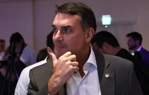 Flávio Bolsonaro reage após Lula aconselhar dono do Banco Master e dispara: “Presidente negociando banco?”