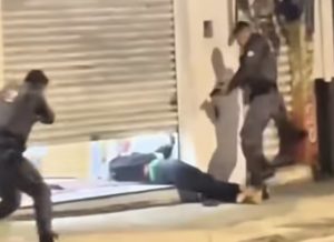 Vídeo mostra PMs ‘descendo o ferro’ em menor durante troca de tiros após assalto em farmácia; adolescente morreu