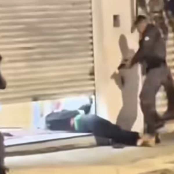 Vídeo mostra PMs ‘descendo o ferro’ em menor durante troca de tiros após assalto em farmácia; adolescente morreu