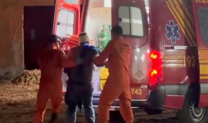 Homem é golpeado com foice na cabeça durante bebedeira e acaba socorrido em bar na BR-364; vídeo