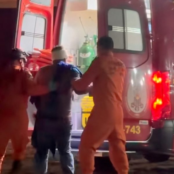 Homem é golpeado com foice na cabeça durante bebedeira e acaba socorrido em bar na BR-364; vídeo